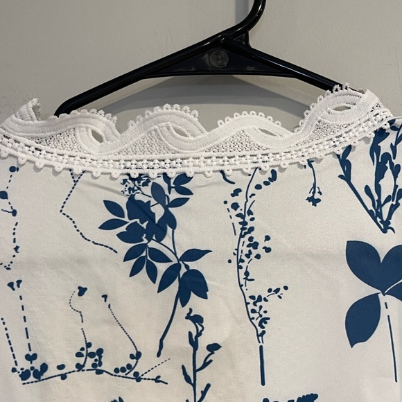 NWT Arroyo & Amber Lace Trim Floral Blouse Size M - Picture 5 of 7